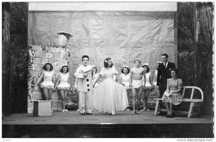 ISSOIRE CARTE PHOTO REPRESENTATION THEATRAL HOMME EN PIERROT AVEC UNE PRINCESSE ?