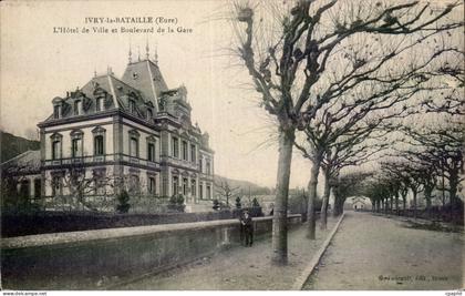 CPA Ivry la Bataille L hotel de ville et boulevard de la gare