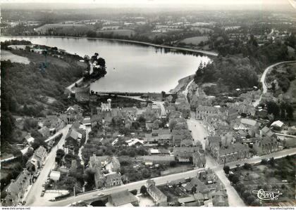51992 - JUGON LES LACS - CPSM - VUE AERIENNE DU CENTRE VERS L ETANG