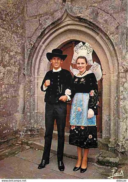 29 - La Foret Fouesnant - Couple en costumes devant le porche de l'église - Folklore - Coiffes - Carte Neuve - Voir Scan