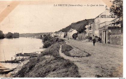 La Frette-sur-Seine animée Quai de la Seine barques Hôtel du Cycle