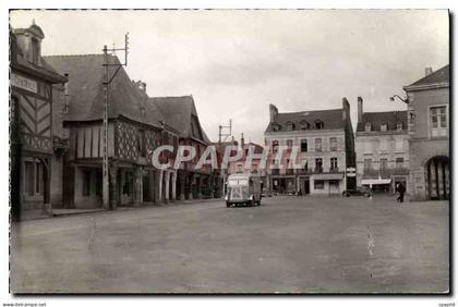 CPM La Guerche de Bretagne Les Vieux Porches et Place de la Mairie