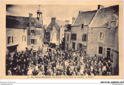 AGCP3-56-0199 - LA ROCHE BERNARD - la place du Bouffay - la mairie