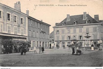 LA TOUR DU PIN - Place de la Sous Préfecture - très bon état