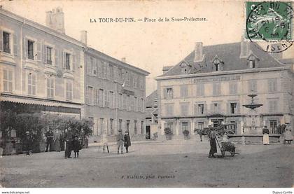 LA TOUR DU PIN - Place de la Sous Préfecture - très bon état