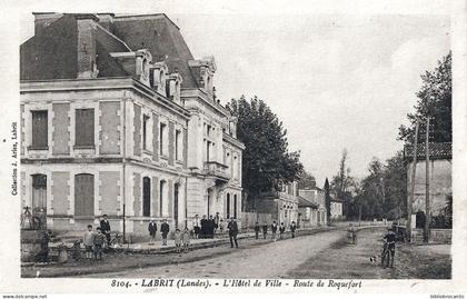 D40 LABRIT (Landes), VUE ANIMEE DE L'HOTEL DE VILLE, ROUTE DE ROQUEFORT