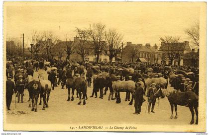 FRANCE Carte postale Landivisiau, le Champs de Foire, animation.