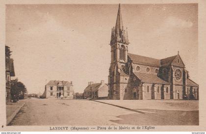 53 - LANDIVY - Place de la Mairie et de l' Eglise