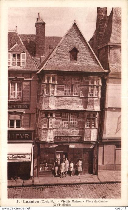 CPA Lannion Vieille Maison Place du Centre