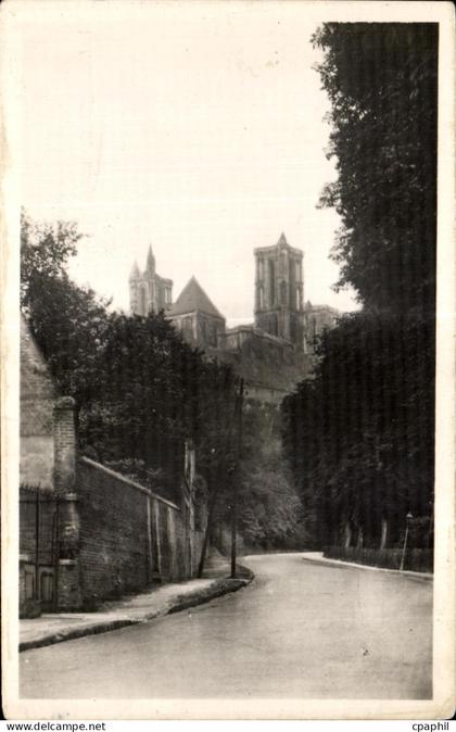 CPA Laon (Aisne) La Montagne de laon et sa Cathedrale