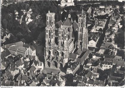 CPSM En avion sur Laon cathédrale