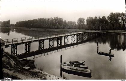 CPA Laroche St Cydroine Yonne Le Pont de bois et le Terraib de camping