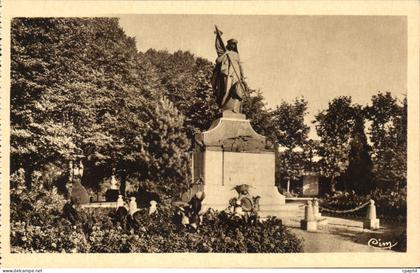 CPA Le Cateau Monument aux Morts 1914 1918 Militaria