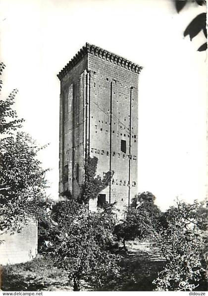 37 - Le Grand Pressigny - Le Donjon - Mention Photographie véritable - Carte dentelée - CPSM grand format - Carte Neuve