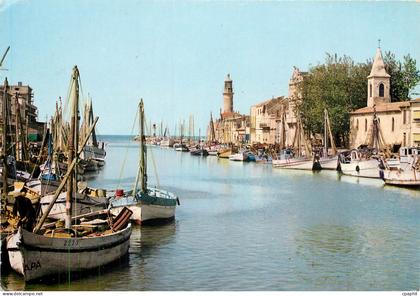 CPM Le Grau du Roi Vue panoramique sur le port la rive droite avec l'eglise et le phare Bateaux