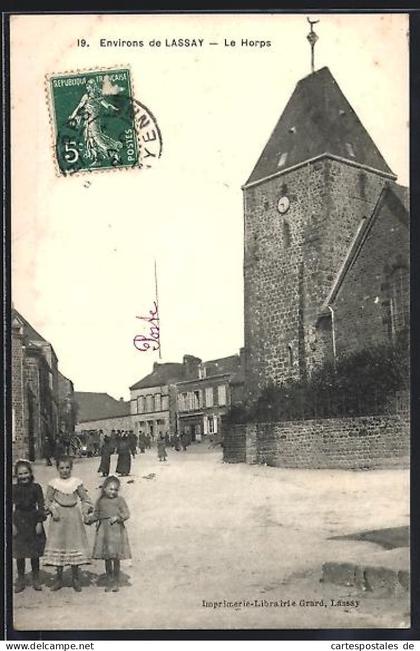 CPA Le Horps, Vue de l`église et de la rue animée avec des habitants et des enfants