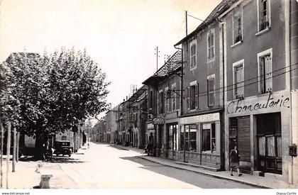 LES AVENIERES - La Grande Rue - état