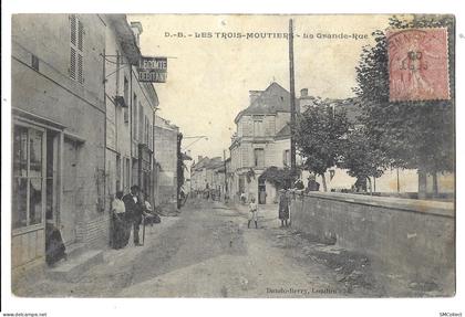 Les Trois Moutiers, la grande rue (9815)