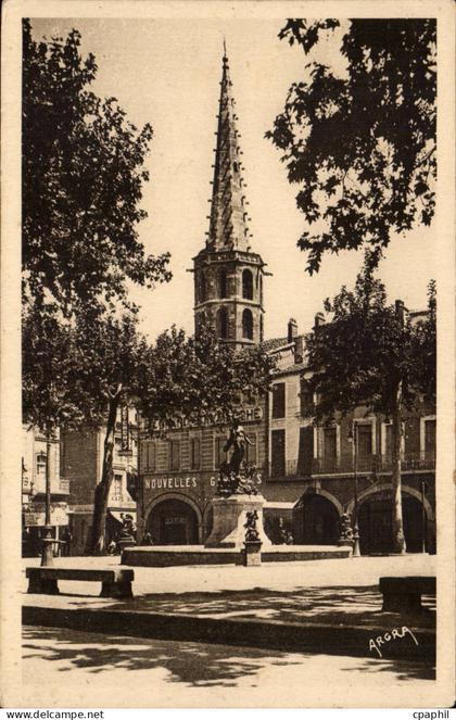 CPA Limoux Place de la Republique et le clocher Saint martin