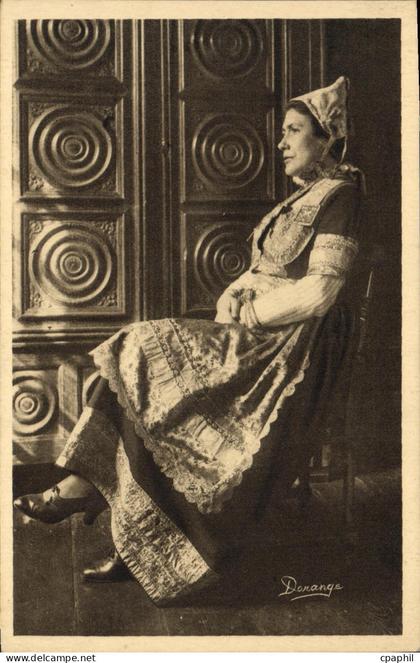 CPA Locronan Mariee Bretonne Folklore Costume