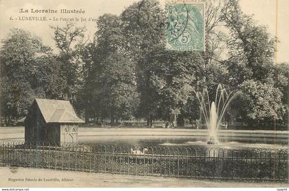 CPA Lorraine Illustree Luneville Le Parc et le Jet d'Eau