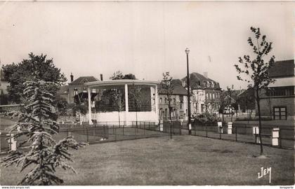 A2525 Louvroil le square