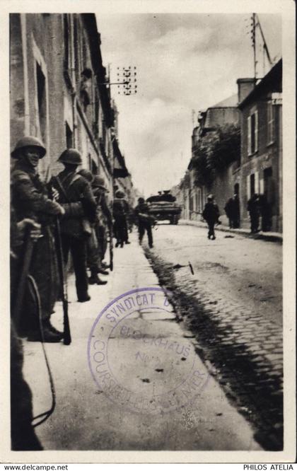 CP Carte postale Calvados 14 Courseulles sur mer 6 juin Guerre 40 Canadiens procédant au nettoyage rue de l'église