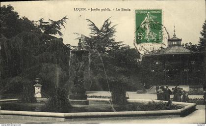 CPA Lucon Jardin public Le Bassin