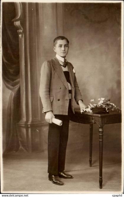 CARTE PHOTO Jeune homme a Lunel
