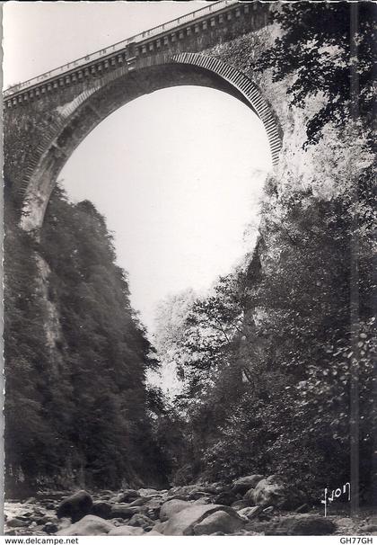2 CPA LUZ-SAINT-SAUVEUR -pont napoléon -église des templiers