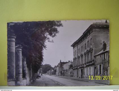 MAGNY-EN-VEXIN (VAL D'OISE) HOTEL DE VILLE CONSTRUIT EN 1786 ET RUE DE CROSNE.