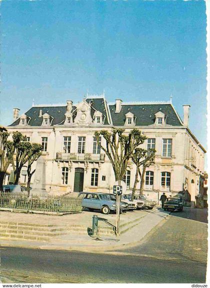 16 - Mansle - L'Hôtel de Ville - Automobiles - Carte dentelée - CPM - Voir Scans Recto-Verso
