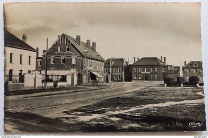 Marcoing - L'Hotel des Postes et la Place - CPSM PF
