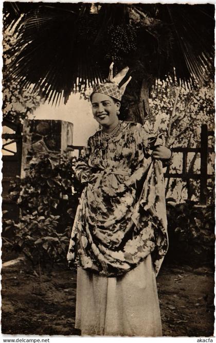 PC MARTINIQUE JEUNE MARTINIQUE EN COSTUME LOCAL (a79513)