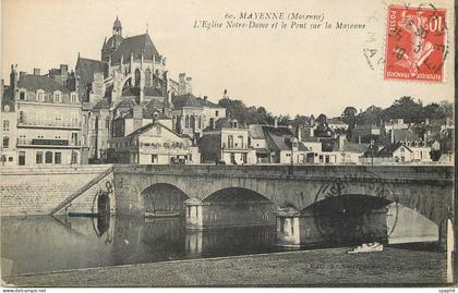 CPA Mayenne (Mayenne) L'Eglise Notre Dame et le Pont sur la Mayenne