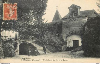 CPA Mayenne (Mayenne) Un Coin du Jardin et la Prison
