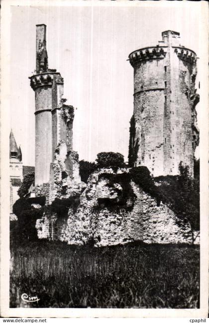 CPA Mehun sur Yevre (Cher) Ruines du Chateau Charles