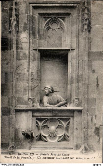 CPA Mehun sur Yevre Palais Jacques Coeur detail de la facade un serviteur attendant son maitre