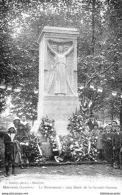 D40 - MORCENX - VUE ANIMEE DU MONUMENT AUX MORTS DE LA GRANDE GUERRE