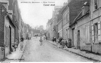 D80 / MOREUIL - VUE ANIMEE DE LA RUE CARNOT + FACTEUR