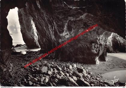 Les petites grottes de la pointe de Rulianec entre les deux plages - Morgat - (29) Finistère