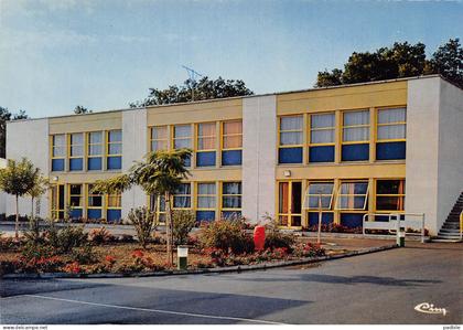 carte postale [84] Morieres les Avignon  groupe scolaire Marcel Pagnol  très beau plan