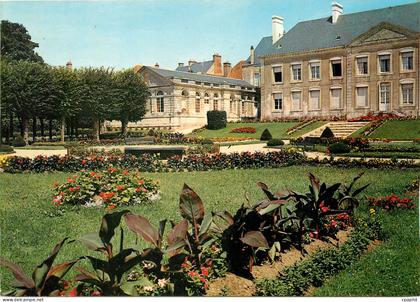 CPM Mortagne au Perche Orne L'Hotel de Ville et le jardin public