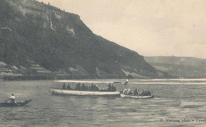V 974 /CPA NANTUA  (01)  BATEAU AUTOMOBILE  VILLE DE NANTUA  ET LE GRAND ROCHER