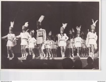 Défilé Fête populaire majorette majorettes spectacle salle cachet  au dos Studio photo LA FONTAINE Noisy Le Grand