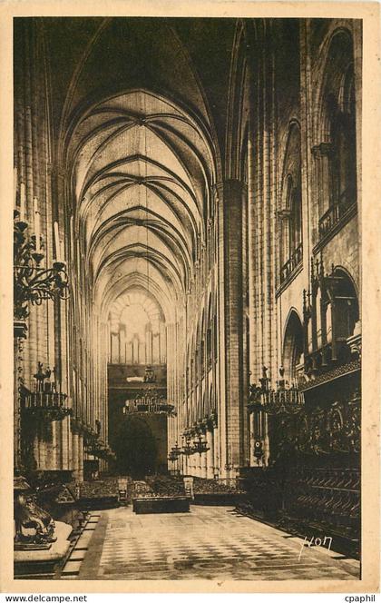 CPA Paris en Flanant Interieur de Notre Dame