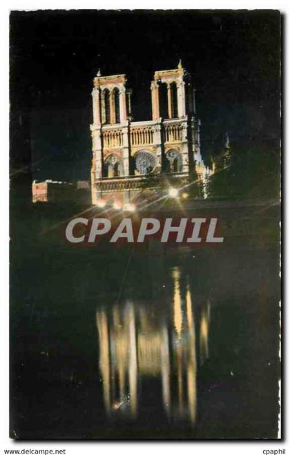 CPA Paris la Nuit les Tours de Notre Dame de Paris se refletant dans la Seine