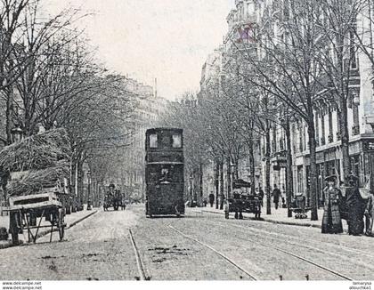 [75] Paris  Transport urbain en surface-Carte Postale CPA-Tramway rails-devant de magasins rue Mozart-prise de la rue