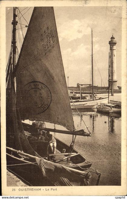 CPA Ouistreham Le Port Bateau Phare