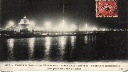 CPA Paris La Nuit Une de nuit Place de la Concorde Fontaines Lumineuses Vue prise un Jour de Pluis